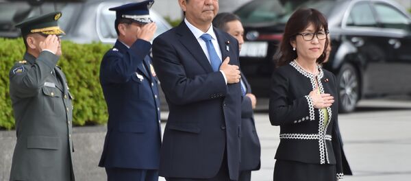 Ministra da Fedesa do Japão Tomomi Inada ao lado do atual primeiro-ministro Shinzo Abe - Sputnik Brasil