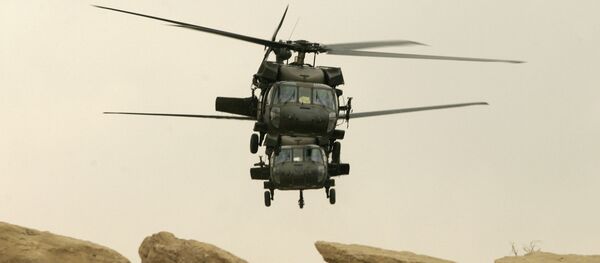 Dois helicópteros militares norte-americanos Black Hawk - Sputnik Brasil