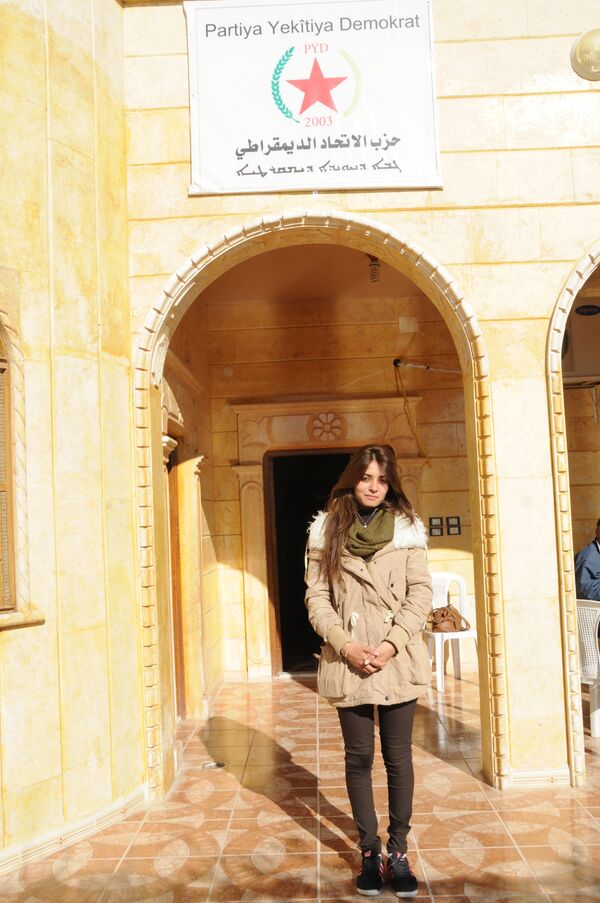 Cudiya Kurdo, representante do Partido da União Democrática (PYD), na cidade siria de Tel Abyad - Sputnik Brasil