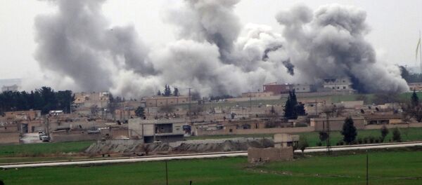 Cidade síria de Tel Abyad durante confrontos entre Daesh e Unidades de Proteção Popular (YPG) - Sputnik Brasil