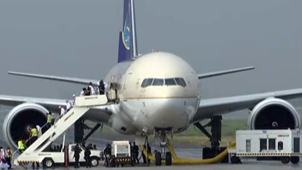 In this image made from video, people disembark a Saudi Arabian Airlines plane from Jeddah as it is parked at the airport in Manila, the Philippines, Tuesday, Sept. 20, 2016. - Sputnik Brasil