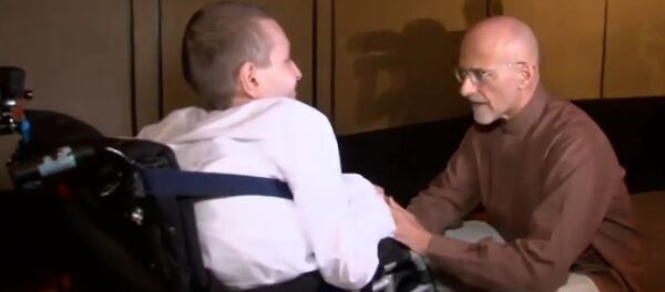 Neurocirurgião italiano Sergio Canavero conversa com Valery Spiridonov,  candidato ao primeiro transplante de cabeça da história - Sputnik Brasil