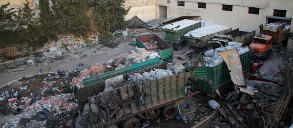 Aid is seen strewn across the floor in the town of Orum al-Kubra on the western outskirts of the northern Syrian city of Aleppo on September 20, 2016, the morning after a convoy delivering aid was hit by a deadly air strike. - Sputnik Brasil
