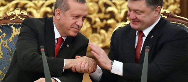 Presidente turco, Recep Tayyip Erdogan, com seu homólogo ucraniano, Pyotr Poroshenko, Kiev, 20 de março de 2015 - Sputnik Brasil