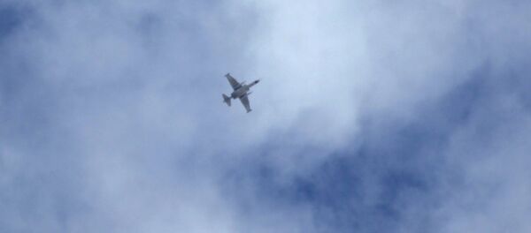 Avião militar que, segundo dizem, pertence às forças russas voa sobre o campo de Idlib, Síria, 2 de outubro de 2015 - Sputnik Brasil