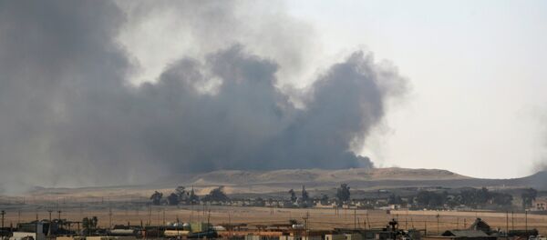 Smoke rises from clashes between Iraqi security forces and Islamic State militants in the town of Qayyara, Iraq August 24, 2016 - Sputnik Brasil