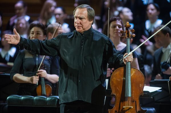Músico russo Sergei Roldugin depois do concerto em São Petersburgo, Rússia, maio de 2016 - Sputnik Brasil