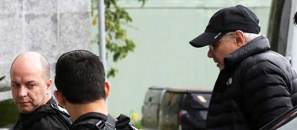 Ex-ministro Guido Mantega escoltado pela Polícia Federal - Sputnik Brasil