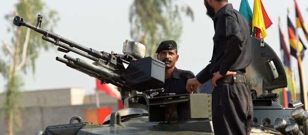 Soldados paquistaneses preparam-se para uma exibição militar, Peshawar, Paquistão, 5 de setembro de 2016 - Sputnik Brasil