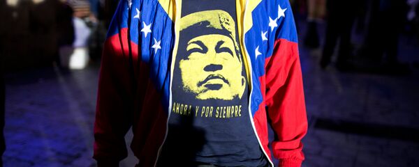 Venezuelano vestido de camiseta com Hugo Chavez - Sputnik Brasil