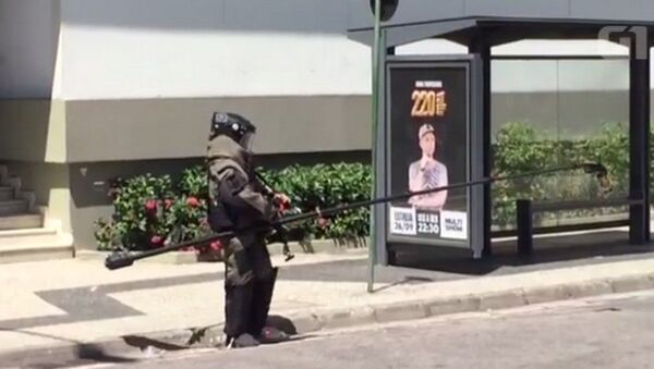 Policial do Esquadrão Antibombas retira o artefato do shopping e leva para detonação - Sputnik Brasil