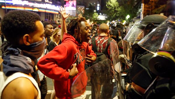A man speaks to police in uptown Charlotte, NC during a protest of the police shooting of Keith Scott, in Charlotte, North Carolina, U.S. September 21, 2016 - Sputnik Brasil