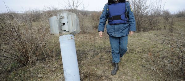 Funcionário do Ministério de Emergência da República Popular de Donetsk durante treinamentos, 3 de março de 2016 Funcionário do Ministério de Emergência da República Popular de Donetsk durante treinamentos, 3 de março de 2016 - Sputnik Brasil