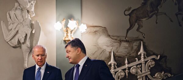 Presidente ucraniano Pyotr Poroshenko e vice-presidente dos EUA Joe Biden - Sputnik Brasil