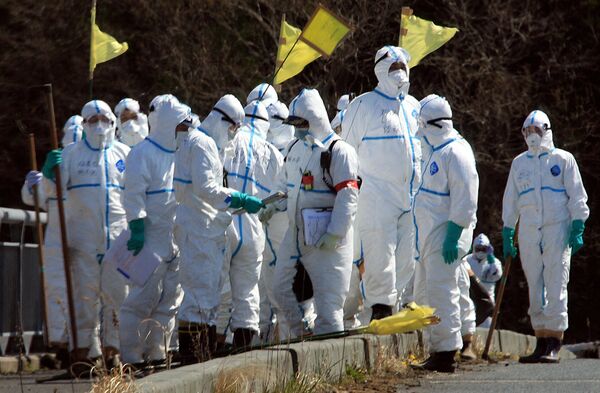 Policiais procuram por desaparecidos em Fukushima - Sputnik Brasil
