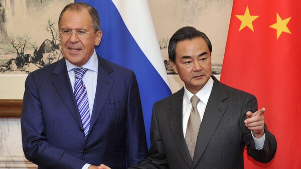 Ministro das Relações Exteriores da Rússia Sergei Lavrov com seu homólogo chinês Wang Yi - Sputnik Brasil