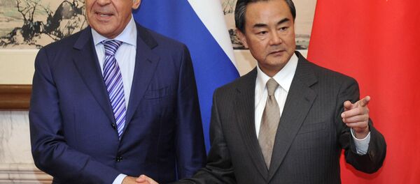 Ministro das Relações Exteriores da Rússia Sergei Lavrov com seu homólogo chinês Wang Yi - Sputnik Brasil