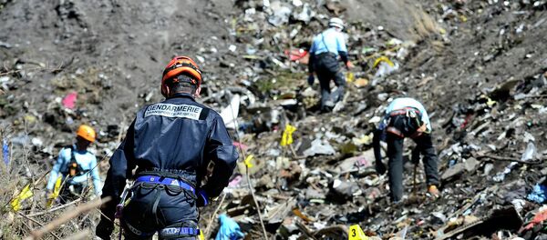 Serviços de resgate trabalham nos Alpes franceses no local da queda do Airbus da Germanwings. - Sputnik Brasil