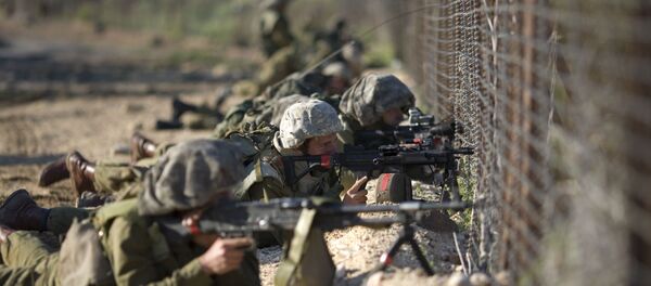 Soldados israelenses monitoram a fronteira Israel–Síria (foto de arquivo) - Sputnik Brasil