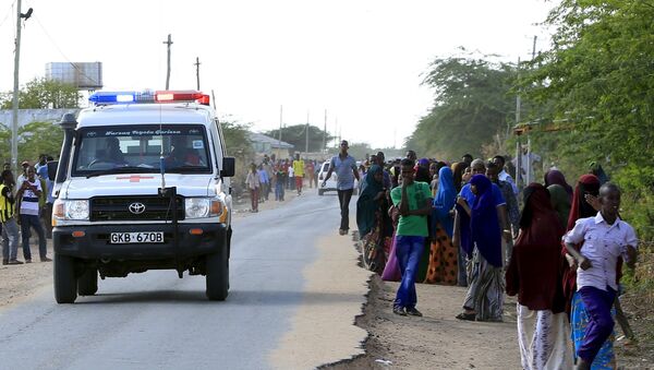 Ambulância dirige-se ao campus de uma universidade de Garissa, no Quênia. - Sputnik Brasil