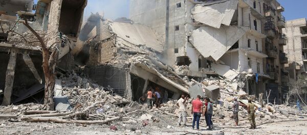 Prédios destruídos após ataques aéreos nas proximidades da cidade síria de Aleppo - Sputnik Brasil