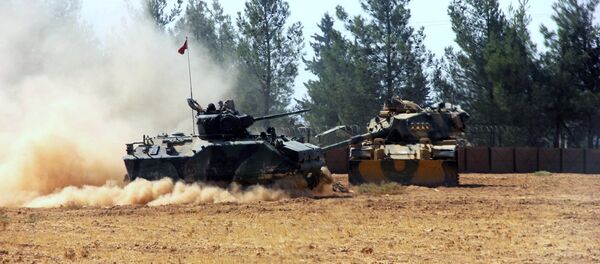 Tanque turco durante uma operação perto da fronteira com a Síria - Sputnik Brasil