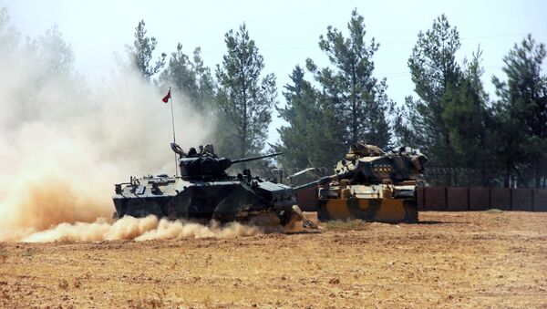 Tanque turco durante uma operação perto da fronteira com a Síria - Sputnik Brasil