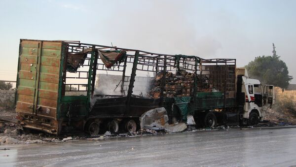 Caminhão destruido na sequência de ataque aéreo realizado contra o comboio humanitário na Síria - Sputnik Brasil