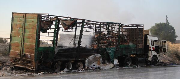 Caminhão destruido na sequência de ataque aéreo realizado contra o comboio humanitário na Síria Caminhão destruido na sequência de ataque aéreo realizado contra o comboio humanitário na Síria - Sputnik Brasil