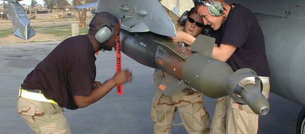 Soldados americanos suspendem uma bomba da asa de um F-16, Iraque - Sputnik Brasil