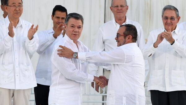 Presidente colombiano e líder das FARC firmam acordo de paz em Cartagena - Sputnik Brasil