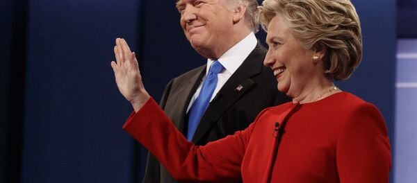 Republican presidential candidate Donald Trump, left, stands with Democratic presidential candidate Hillary Clinton before the first presidential debate at Hofstra University, Monday, Sept. 26, 2016, in Hempstead, N.Y. Republican presidential candidate Donald Trump, left, stands with Democratic presidential candidate Hillary Clinton before the first presidential debate at Hofstra University, Monday, Sept. 26, 2016, in Hempstead, N.Y. - Sputnik Brasil