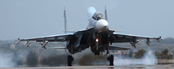 Avião militar russo Su-30 aterrissa na base aérea russa de Hmeymim na Síria, maio de 2016 - Sputnik Brasil