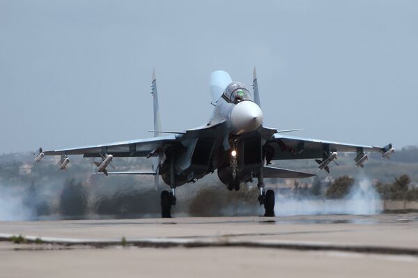 Caça Su-30 realizando pouso na base aérea de Hmeymim - Sputnik Brasil