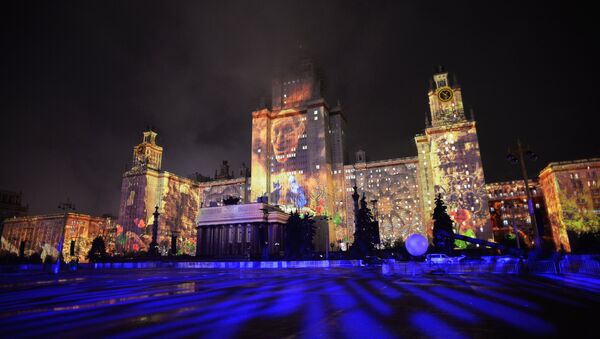 A rehearsal of a multimedia show at the 2016 Circle of Light International Festival on the territory of the Lomonosov Moscow State University - Sputnik Brasil
