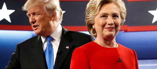Donald Trump e Hillary Clinton participam do primeiro debate presidencial na Universidade de Hofstra, em Hempstead, Nova York - Sputnik Brasil