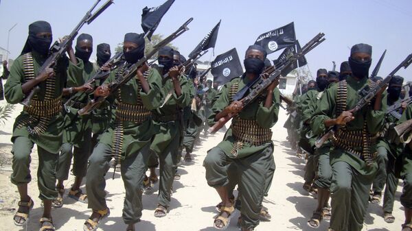 Combatentes do Al-Shabaab (organização terrorista proibida na Rússia e em vários outros países) marcham com suas armas durante exercícios militares na Somália - Sputnik Brasil