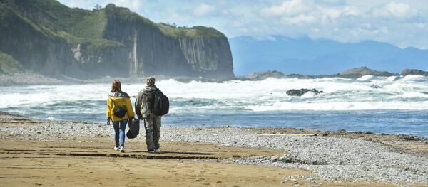 Turistas na costa do mar de Okhotsk, na ilha Kunashir - Sputnik Brasil
