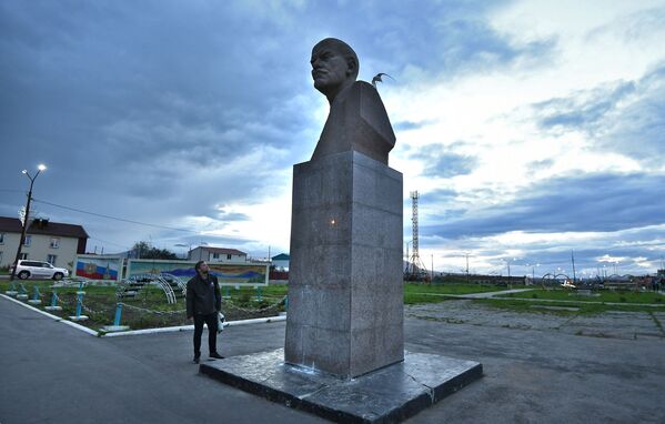 Monumento a Vladimir Lenin na praça central de Yuzhno-Kurilsk - Sputnik Brasil