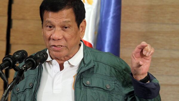 Presidente filipino Rodrigo Duterte proferindo discurso numa conferência de impensa em Davao - Sputnik Brasil