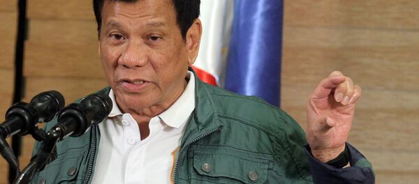 Presidente filipino Rodrigo Duterte proferindo discurso numa conferência de impensa em Davao - Sputnik Brasil