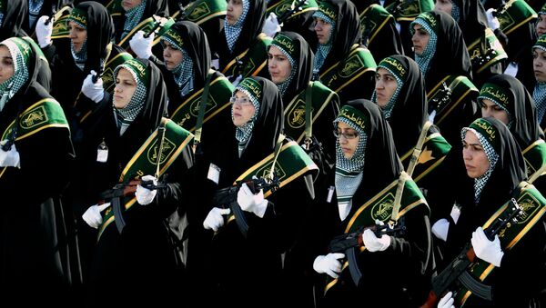 Mulheres do batalhão Ashura da milícia Basij participando de desfile militar do Corpo de Guardiões da Revolução Islâmica, Irã - Sputnik Brasil