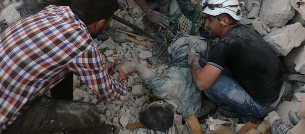 Vítima é removida de escombros após bombardeio - Sputnik Brasil