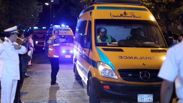 Police open the way for ambulances carrying the bodies of passengers of Airbus-312 to a morgue in Cairo - Sputnik Brasil