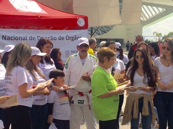 Ivonette Balthazar (de verde) ajudando na campanha de conscientização pelo Dia Nacional de Doação de Órgãos no Centro do Rio - Sputnik Brasil