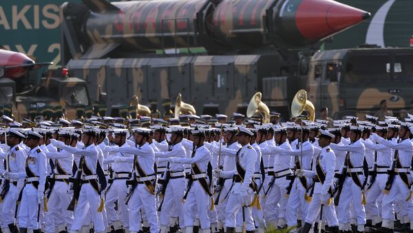 Soldados em frente de míssil balístico paquistanês de longo alcance Shaheen III durante desfile militar, 23 de março de 2016 - Sputnik Brasil