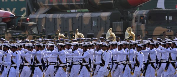 Soldados em frente de míssil balístico paquistanês de longo alcance Shaheen III durante desfile militar, 23 de março de 2016 Soldados em frente de míssil balístico paquistanês de longo alcance Shaheen III durante desfile militar, 23 de março de 2016 - Sputnik Brasil