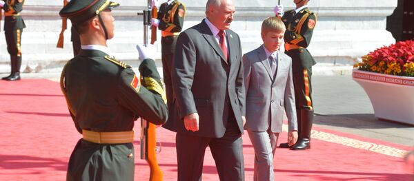 Presidente bielorrusso Aleksandr Lukashenko com o seu filho Nikolai na Parada militar em homenagem ao 70º aniversário da vitória chinesa na guerra contra o Japão, Pequim, China, em setembro de 2015 (foto de arquivo) - Sputnik Brasil
