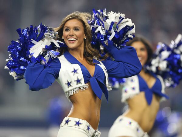 Líderes de torcida da equipe Dallas Cowboys durante o timeout no jogo contra o Chicago Bears no Estádio AT&T, EUA - Sputnik Brasil