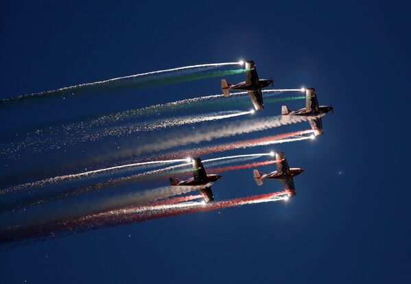 Pioneer Team, equipe de acrobacia da Itália, lança pirotécnicas de aviões Pioneer 330 durante o Show Aéreo em Malta perto de Valetta, Malta. 24 de setembro de 2016 - Sputnik Brasil